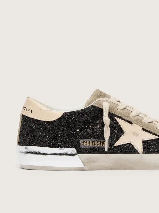 Super-Star en negro brillante con estrella color crema e inserciones de ante