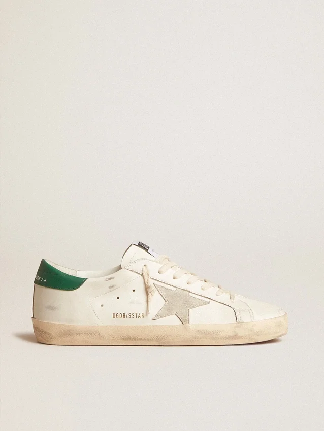 Super-Star en piel blanca con estrella de ante gris hielo y lengüeta del talón de piel verde