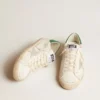 Super-Star en piel blanca con estrella de ante gris hielo y lengüeta del talón de piel verde