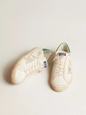 Super-Star en piel blanca con estrella de ante gris hielo y lengüeta del talón de piel verde
