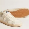 Super-Star en piel blanca con estrella de ante gris hielo y lengüeta del talón de piel verde