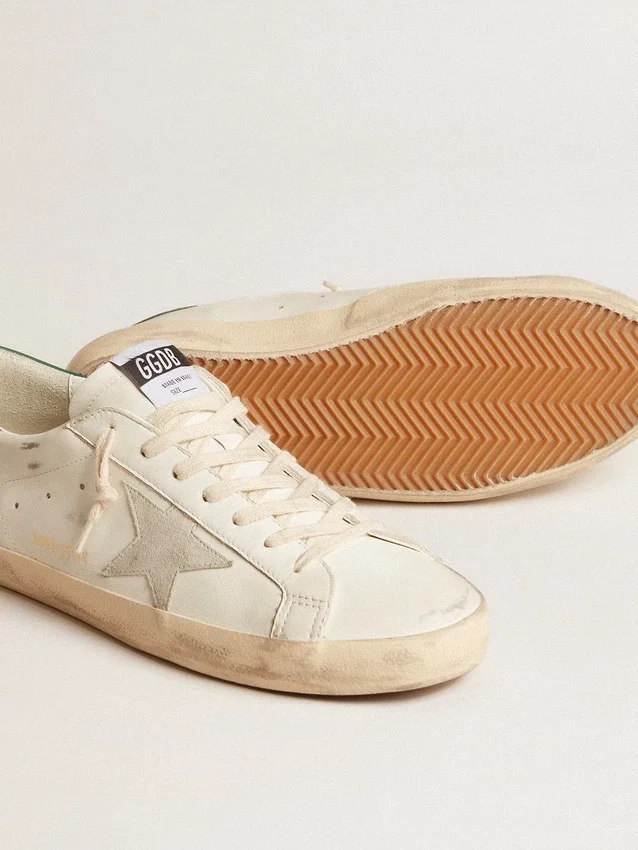 Super-Star en piel blanca con estrella de ante gris hielo y lengüeta del talón de piel verde