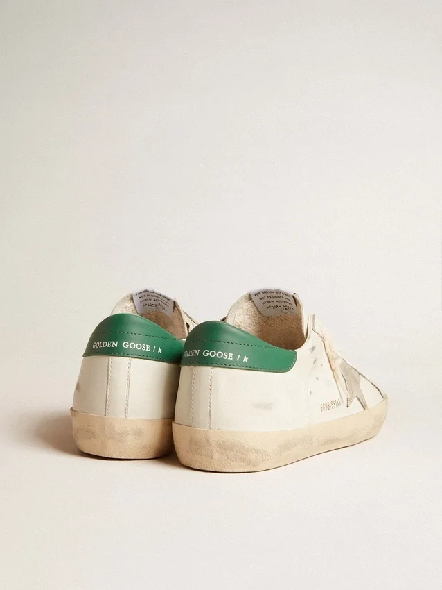 Super-Star en piel blanca con estrella de ante gris hielo y lengüeta del talón de piel verde