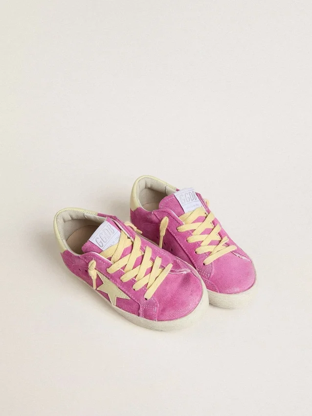 Super-Star Junior en ante rosa con estrella amarilla clara y lengüeta en el talón