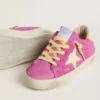 Super-Star Junior en ante rosa con estrella amarilla clara y lengüeta en el talón