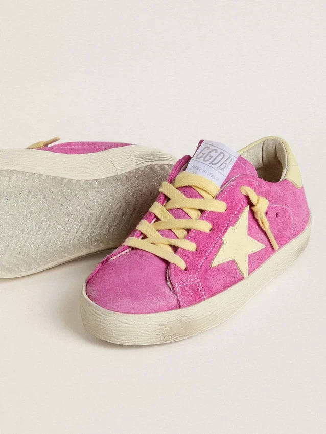 Super-Star Junior en ante rosa con estrella amarilla clara y lengüeta en el talón