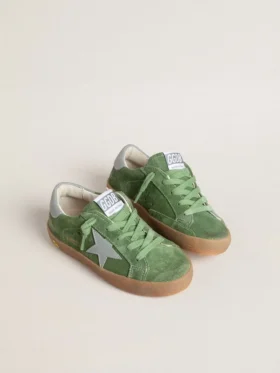 Super-Star Junior en ante verde con estrella azul claro y lengüeta en el talón