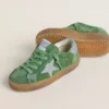 Super-Star Junior en ante verde con estrella azul claro y lengüeta en el talón
