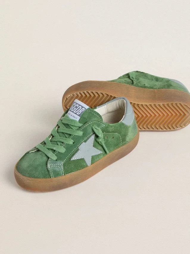 Super-Star Junior en ante verde con estrella azul claro y lengüeta en el talón