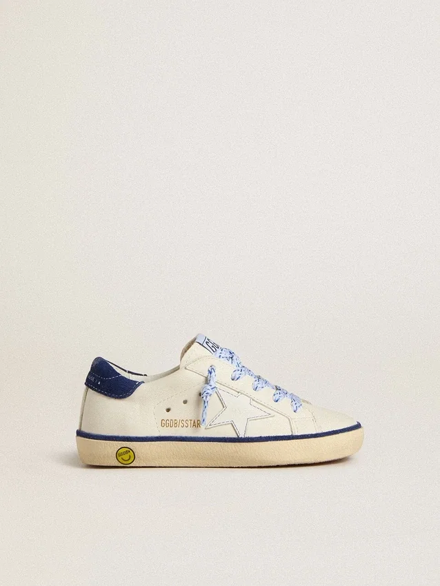 Super-Star Junior en piel blanca con lengüeta de ante azul en el talón