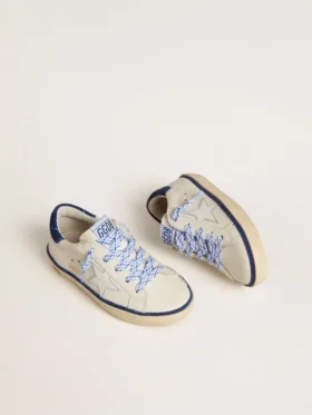 Super-Star Junior en piel blanca con lengüeta de ante azul en el talón