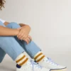 Super-Star Junior en piel blanca con lengüeta de ante azul en el talón