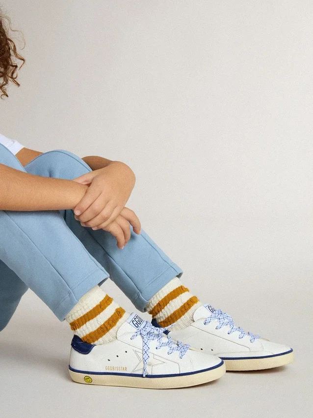 Super-Star Junior en piel blanca con lengüeta de ante azul en el talón