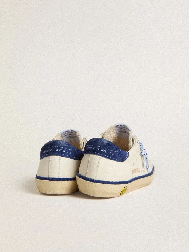 Super-Star Junior en piel blanca con lengüeta de ante azul en el talón