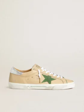 Super-Star LTD en piel beige con estrella de ante verde y lengüeta en el talón de piel con laminado plateado