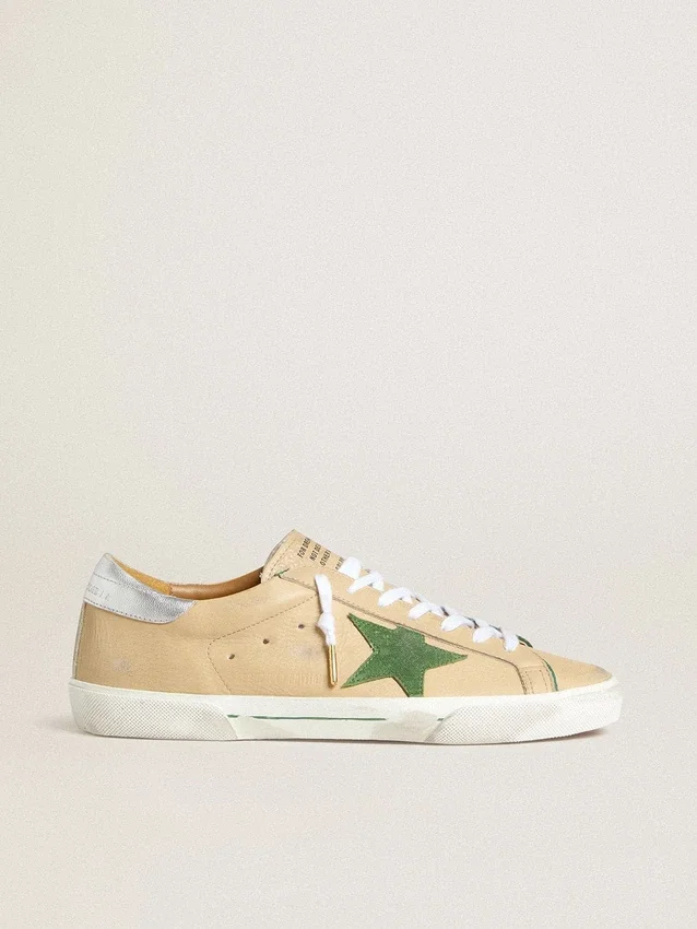 Super-Star LTD en piel beige con estrella de ante verde y lengüeta en el talón de piel con laminado plateado
