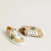 Super-Star LTD en piel beige con estrella de ante verde y lengüeta en el talón de piel con laminado plateado