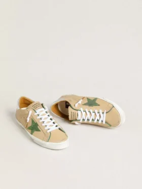 Super-Star LTD en piel beige con estrella de ante verde y lengüeta en el talón de piel con laminado plateado