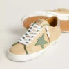 Super-Star LTD en piel beige con estrella de ante verde y lengüeta en el talón de piel con laminado plateado