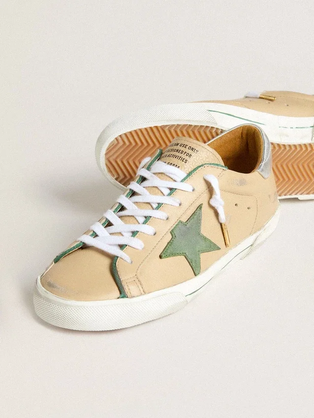 Super-Star LTD en piel beige con estrella de ante verde y lengüeta en el talón de piel con laminado plateado