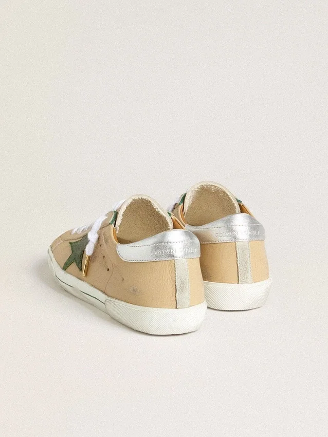 Super-Star LTD en piel beige con estrella de ante verde y lengüeta en el talón de piel con laminado plateado