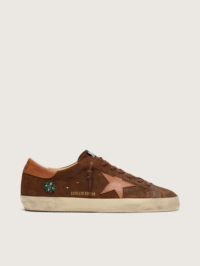 Super-Star LTD para hombre en ante marrón con estrella de piel rojo ladrillo y bordado con abalorios verdes