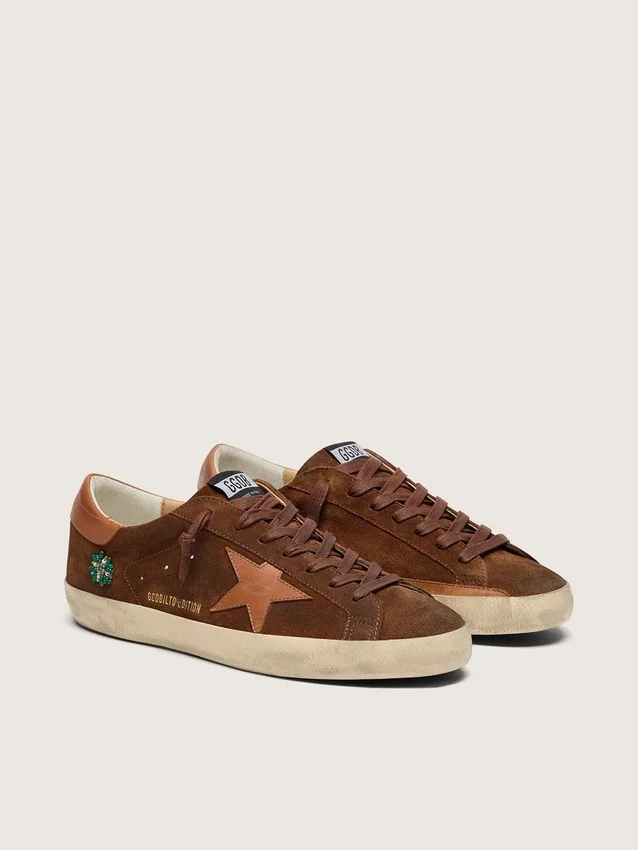 Super-Star LTD para hombre en ante marrón con estrella de piel rojo ladrillo y bordado con abalorios verdes