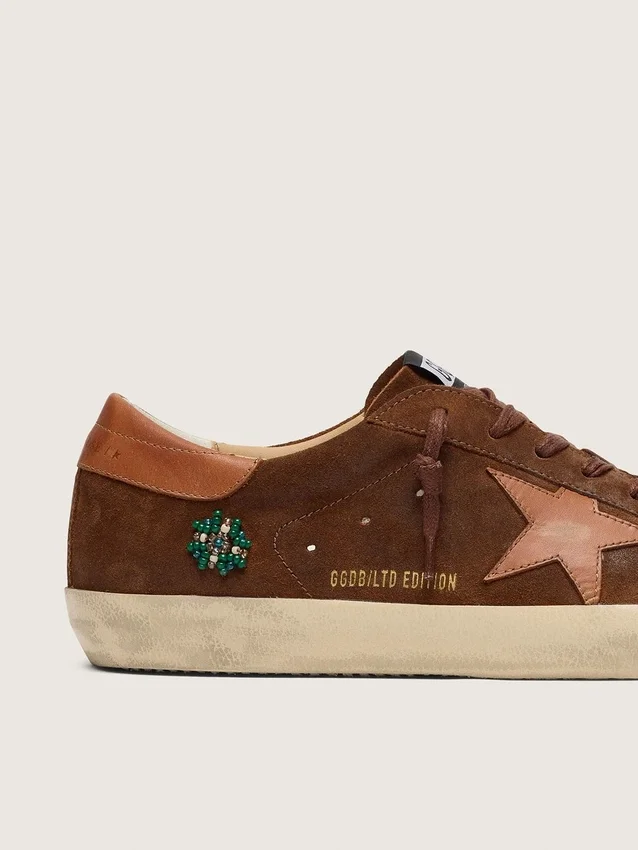 Super-Star LTD para hombre en ante marrón con estrella de piel rojo ladrillo y bordado con abalorios verdes
