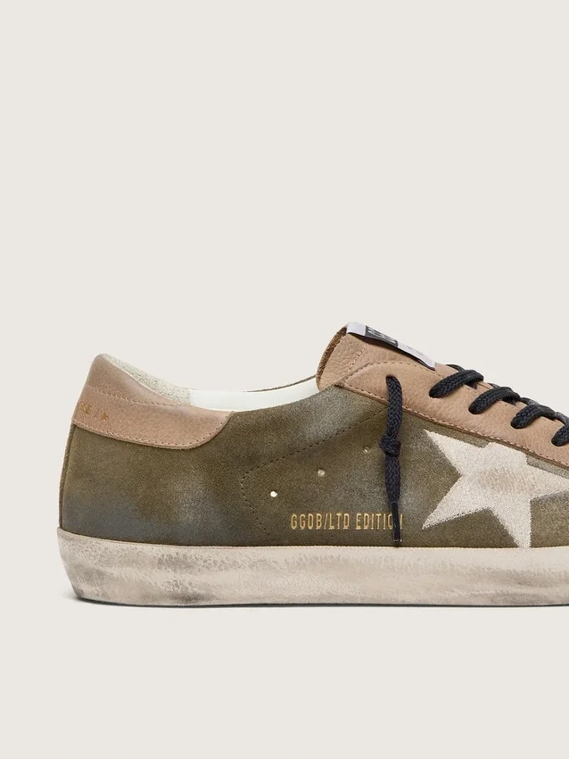 Super-Star LTD para hombre en ante verde oliva con estrella bordada en color crema