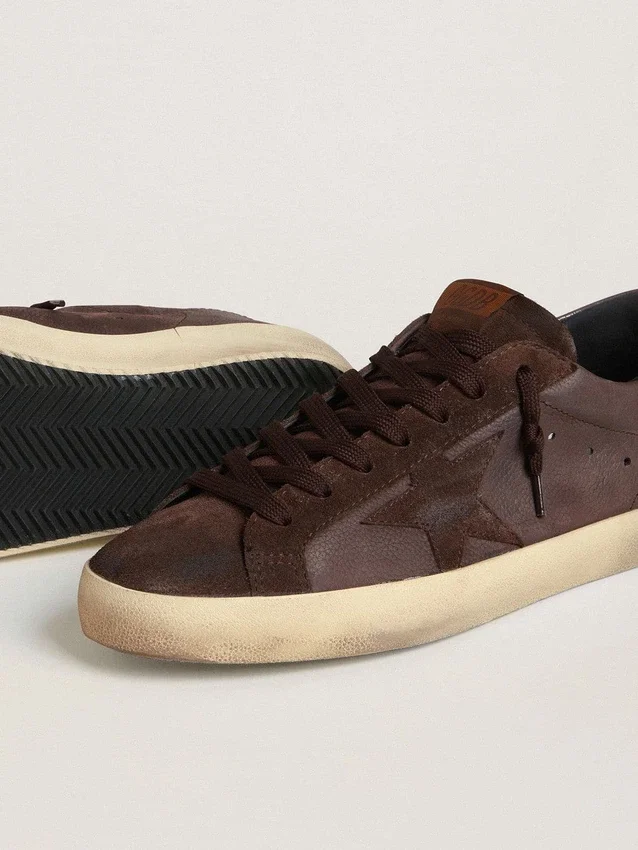 Super-Star LTD para hombre en nubuck marrón con estrella de ante y lengüeta del talón de piel morada