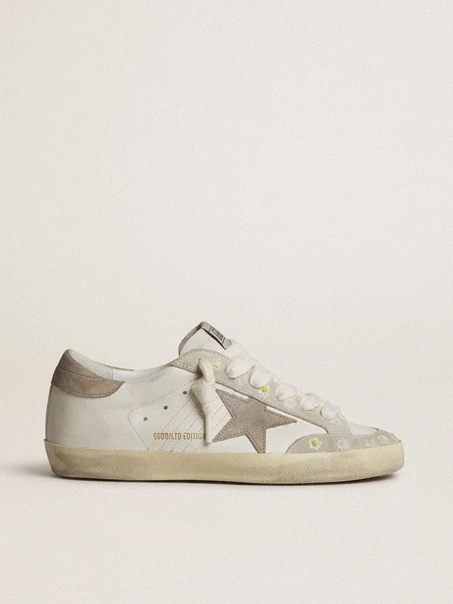 Super-Star LTD para mujer con estrella y lengüeta del talón de ante beige y bordado floral