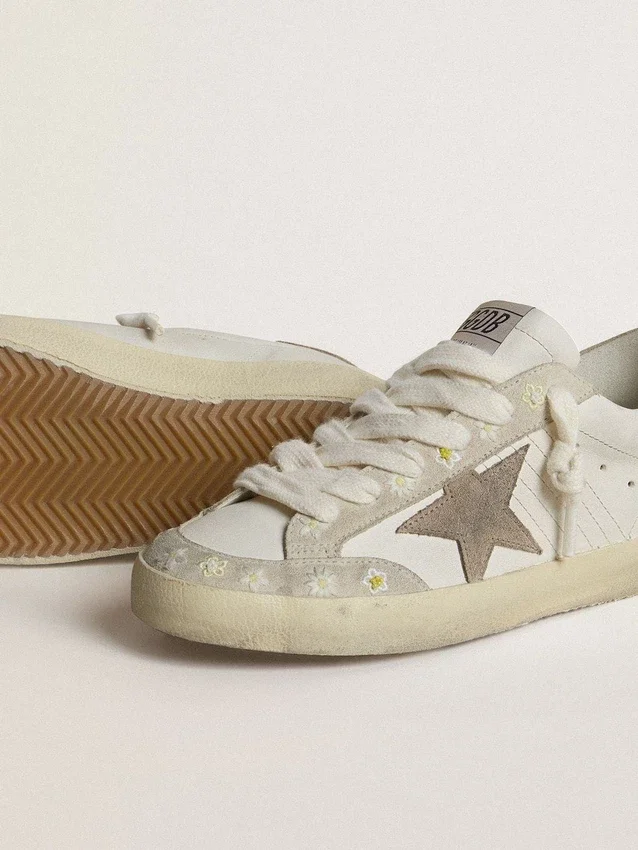 Super-Star LTD para mujer con estrella y lengüeta del talón de ante beige y bordado floral