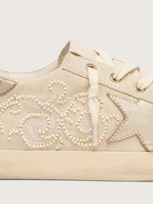 Super-Star LTD para mujer en ante color perla con estrella dorada y bordado de abalorios