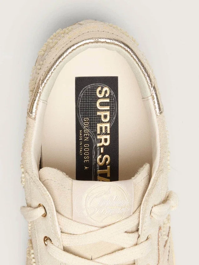 Super-Star LTD para mujer en ante color perla con estrella dorada y bordado de abalorios