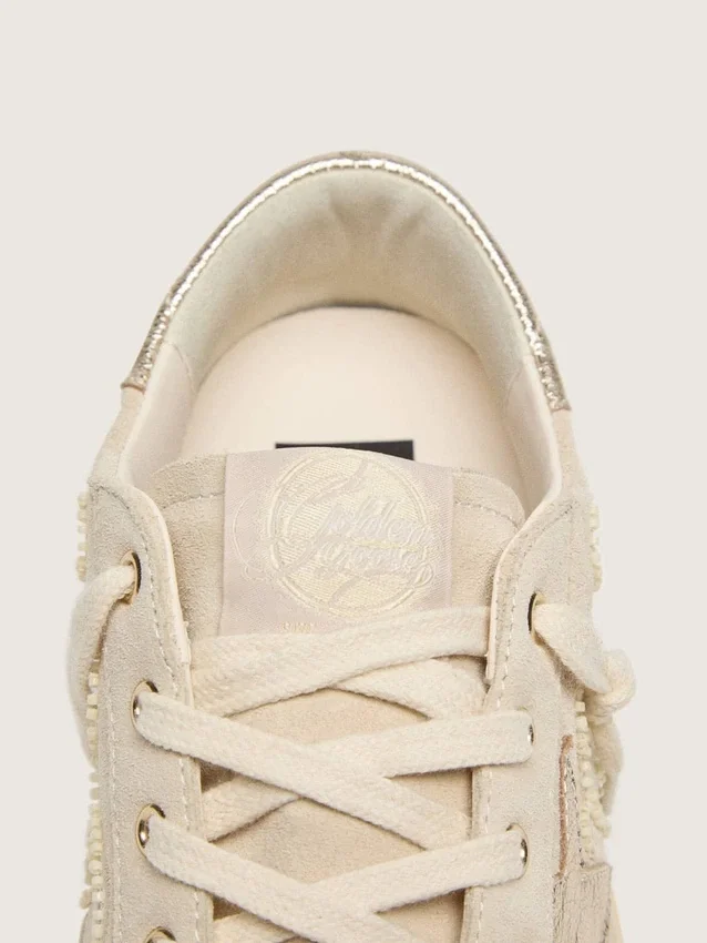 Super-Star LTD para mujer en ante color perla con estrella dorada y bordado de abalorios