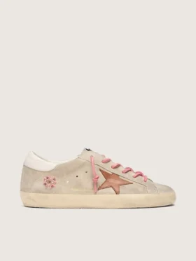 Super-Star LTD para mujer en ante color perla con estrella y bordados en rojo ladrillo