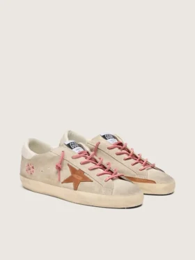 Super-Star LTD para mujer en ante color perla con estrella y bordados en rojo ladrillo