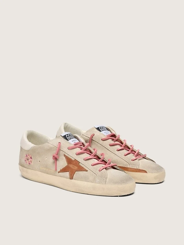 Super-Star LTD para mujer en ante color perla con estrella y bordados en rojo ladrillo