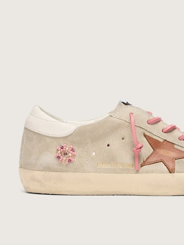 Super-Star LTD para mujer en ante color perla con estrella y bordados en rojo ladrillo