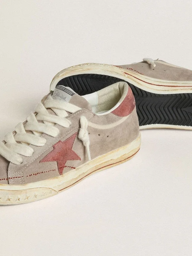 Super-Star LTD para mujer en ante gris con estrella y lengüeta del talón de ante encerado rojo