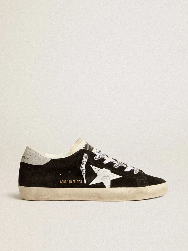 Super-Star LTD para mujer en ante negro con estrella estampada en blanco y lengüeta del talón con purpurina plateada