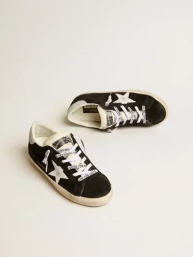 Super-Star LTD para mujer en ante negro con estrella estampada en blanco y lengüeta del talón con purpurina plateada