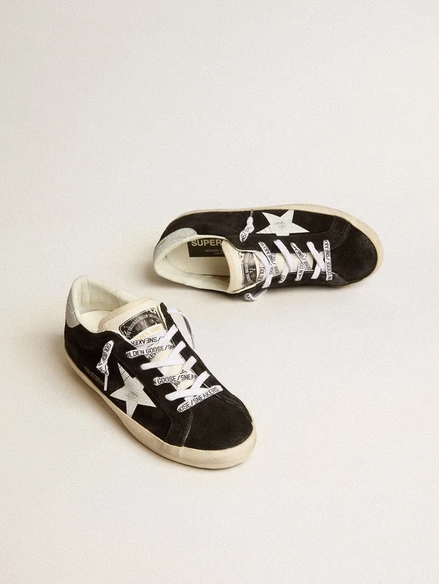 Super-Star LTD para mujer en ante negro con estrella estampada en blanco y lengüeta del talón con purpurina plateada