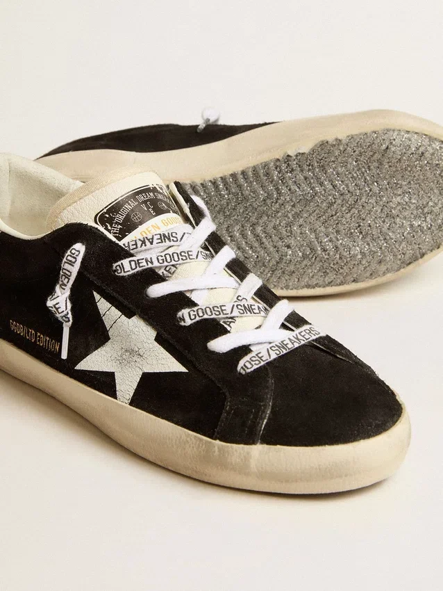 Super-Star LTD para mujer en ante negro con estrella estampada en blanco y lengüeta del talón con purpurina plateada