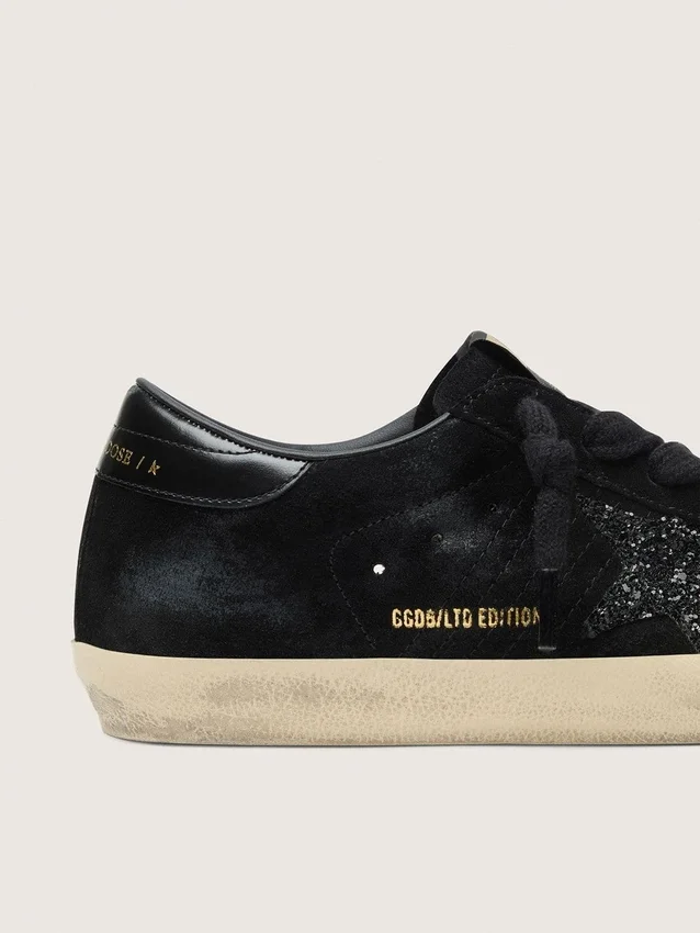 Super-Star LTD para mujer en ante negro con estrella negra brillante y lengüeta del talón de piel negra