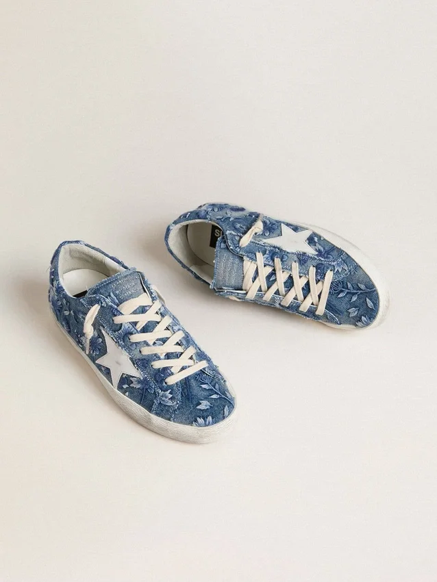 Super-Star LTD para mujer en denim azul claro con una estrella de piel blanca y flores bordadas