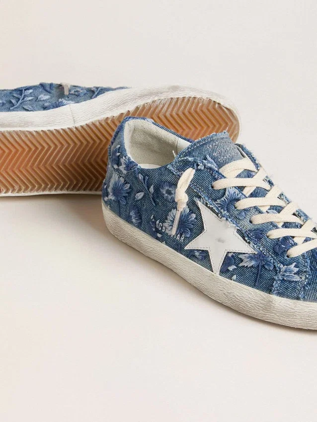 Super-Star LTD para mujer en denim azul claro con una estrella de piel blanca y flores bordadas