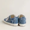 Super-Star LTD para mujer en denim azul claro con una estrella de piel blanca y flores bordadas