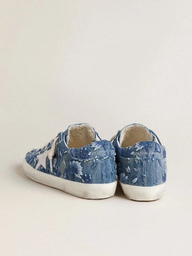 Super-Star LTD para mujer en denim azul claro con una estrella de piel blanca y flores bordadas