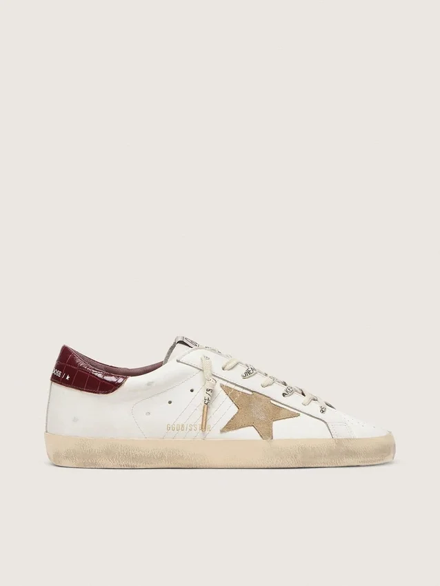 Super-Star para hombre con estrella de ante color arena y lengüeta trasera de piel con estampado de cocodrilo rojo